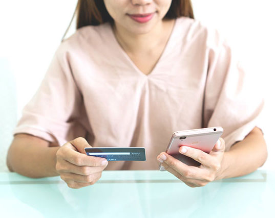 jeune femme utilisant son smartphone